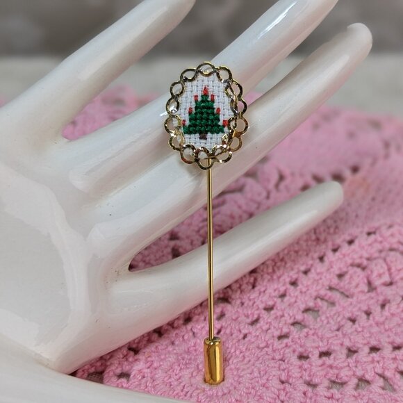 Vintage Needlepoint Christmas Tree Stick Pin Stickpin Gold Metal - Picture 9 of 9